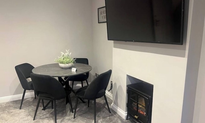 Earley House | 🏡 Spacious 4-Bed Home in Reading | Double Parking