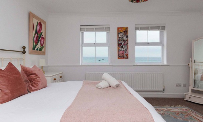 Selsey House | Spacious 4-Bed Seaside Retreat in Selsey