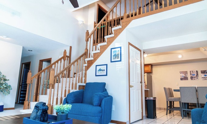Windsor Heights House | Spacious 4-bedroom townhome in wonderful Windsor Heights with WiFi, AC