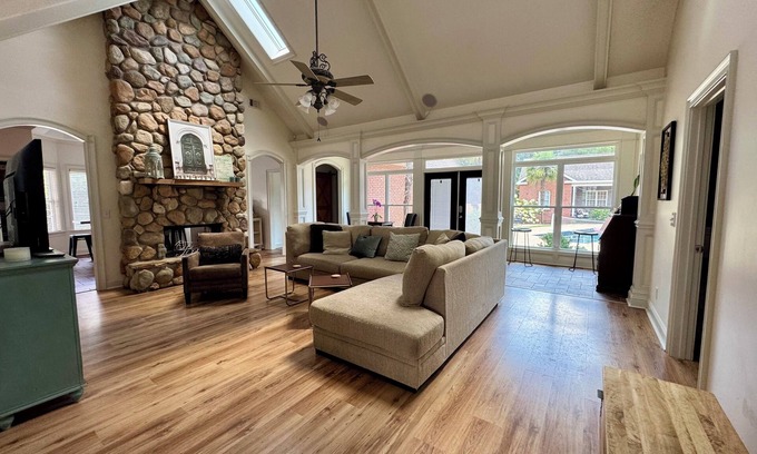 Warner Robins House | Spacious 4-bedroom house w/pool + fitness room in Warner Robins