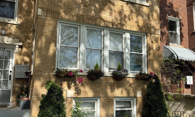 Albany Park Apartment | Spacious 4-bedroom apartment with fitness room, WiFi in delightful Chicago
