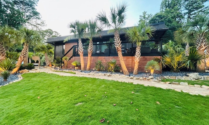 Atlanta House | Spacious 4-bedroom estate in Atlanta with Outdoor Fitness Area,Pool & Waterfall.