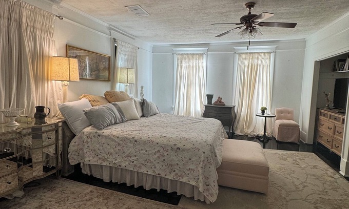 Montgomery House | Spacious 4-bedroom farmhouse in peaceful Montgomery