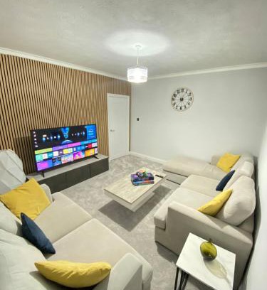 Glasgow House | Spacious 4-Bedroom Family Home in Giffnock Glasgow