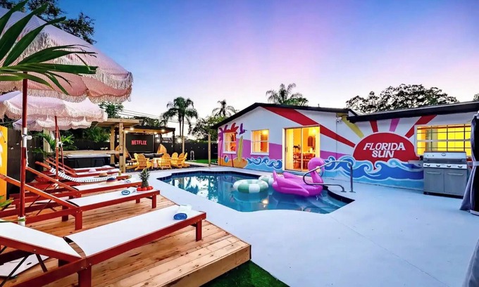 Largo House | Spacious 4-bedroom house with Heated Pool, Hot tub, Movie Night, Golf + More