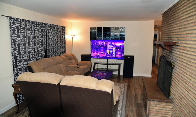 Englewood House | Spacious 4-bedroom house in charming Englewood with AC