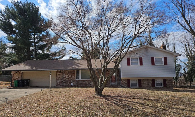 National Harbor House | Spacious 4-bedroom house in nice Oxon Hill with WiFi, fitness room