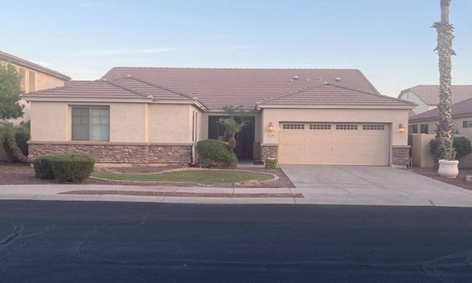 Los Arbolitos Ranch House | Spacious 4-bedroom house in delightful Avondale with WiFi, AC