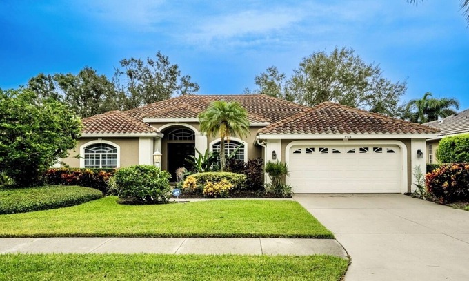 Bee Ridge House | Spacious 4-bedroom house with Heated Pool and lake view in sunny Sarasota