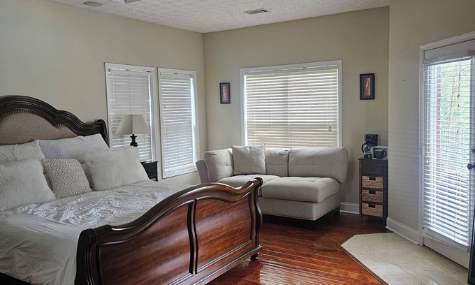 Jonesboro House | Spacious 4-bedroom house near Atlanta Airport with Private Pool Fire Pit & WiFi