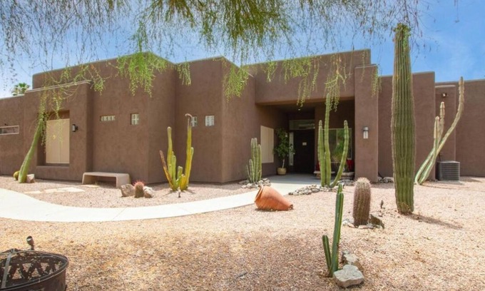 Phoenix House | Spacious 4-bedroom house with Mountain View’s, pool and putting green.