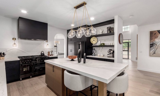 Margold House | Spacious 4-bedroom House in Uptown/Central Corridor with WiFi, Pool, Ping-pong.