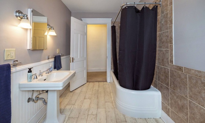 Erie House | Spacious 4-bedroom house in Downtown Erie