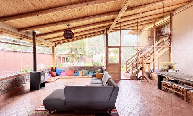 Huaran House | Spacious 4-bedroom house with gardens, maloca, WiFi in Huaran, Valle Sagrado.