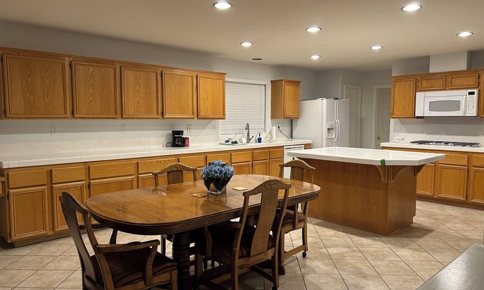 Eastvale House | Spacious 4-bedroom house in terrific Eastvale with WiFi, AC
