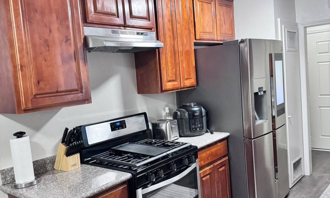 Raisin House | Spacious 4-bedroom house in charming Fresno with WiFi, AC, fitness room.
