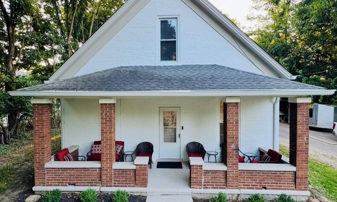 Oxford House | Spacious 4-bedroom house right at the Miami University Campus!