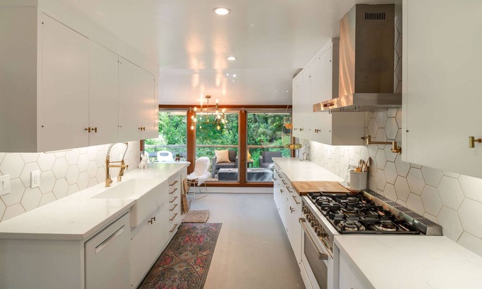 Oakmore House | Spacious 4-bedroom Mid Century Modern Marvel in the Hills