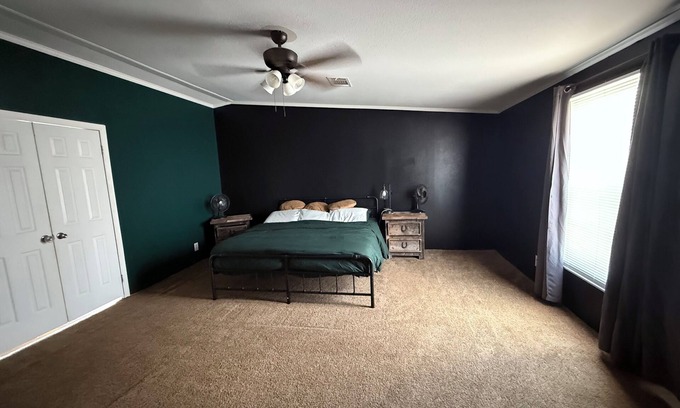 Midland House | Spacious 4-bedroom mobile home Midland