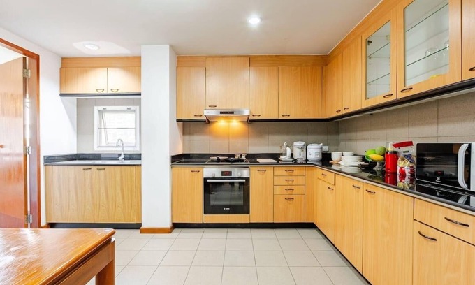 Asoke Apartment | Spacious 4-bedroom Penthouse.8 min to BTS. Next to Emsphere. Elevator+Wheelchair