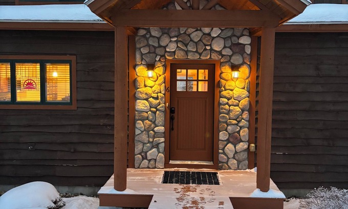 Sunday River Area Condo | Spacious 4-bedroom Ski- in/Ski-out condo in enchanting Sunday River w/Hot Tub
