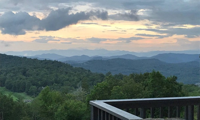 Highlands House | Spacious 4 Bedroom Sleeps 12 Luxury Mountaintop Home