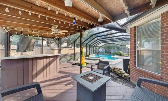Barker House | Spacious 4-bedroom Spa Pool Enclosure king bed Safe Peaceful Houston