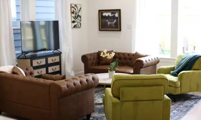 OST - South Union House | Spacious 4-bedroom townhome with king beds & TVs in Houston - Great Location!
