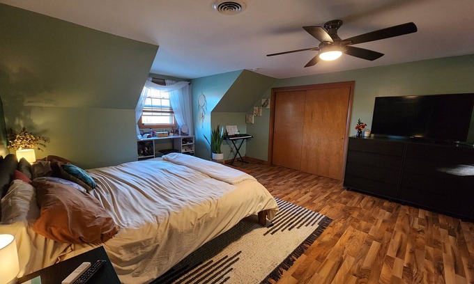 Ashwaubenon House | Spacious 4-bedroom home next to Lambeau Field