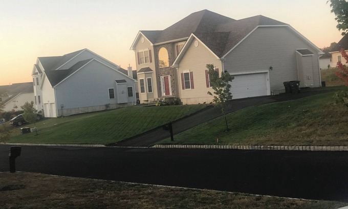 New Windsor House | Spacious 4-bedroom building with AC, fitness room in charming New Windsor