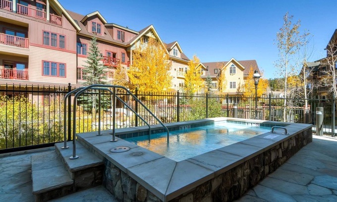 Breckenridge Condo | Spacious 4 Bedroom Vacation Rental in Convenient Location with Scenic Views, Pool, Hot Tub