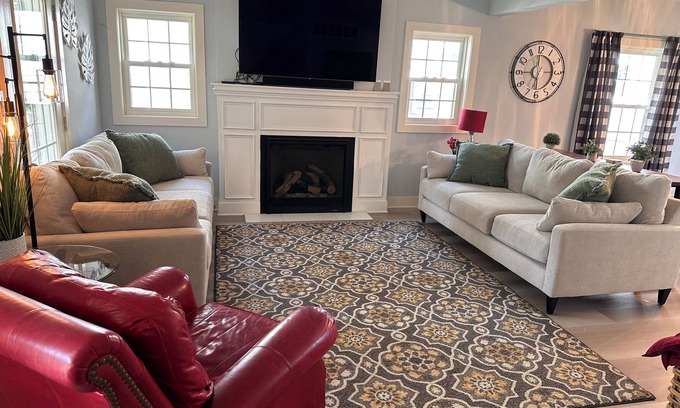 Northeast South Bend House | Spacious 4 Bedroom with Loft in Harter Heights. Walk to Notre Dame!