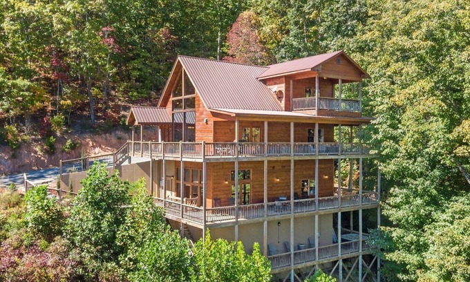 Mineral Bluff Cabin | Spacious 4-BR Lodge With a View/Fully-Equipped!