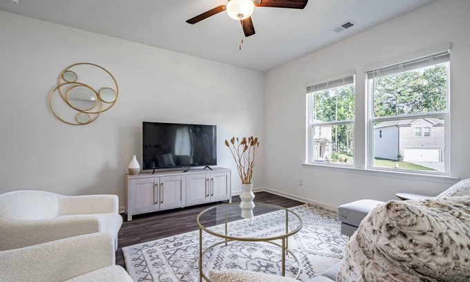 Fairburn House | Spacious 4B|Pet Friendly|Month2Month Available #42243