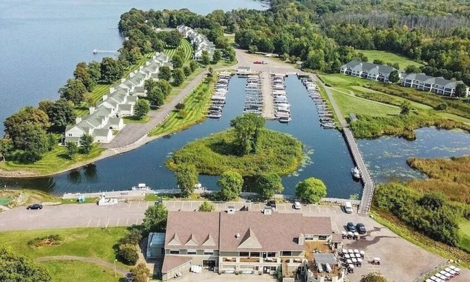 Onamia House | Spacious 4BD 3Bth townhouse on the peninsula!