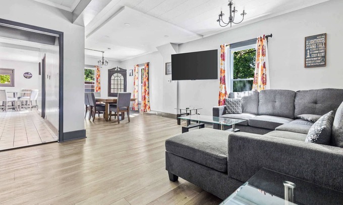 Niagara Falls House | Spacious 4BR, 1BA close to the Falls