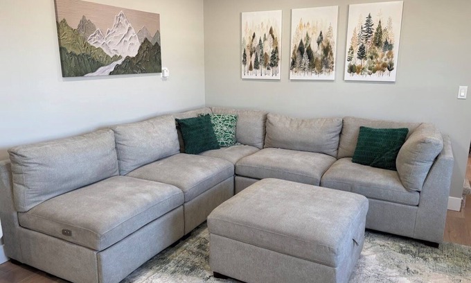 Sandy House | Spacious 4BR Family Home – Ski & City Access