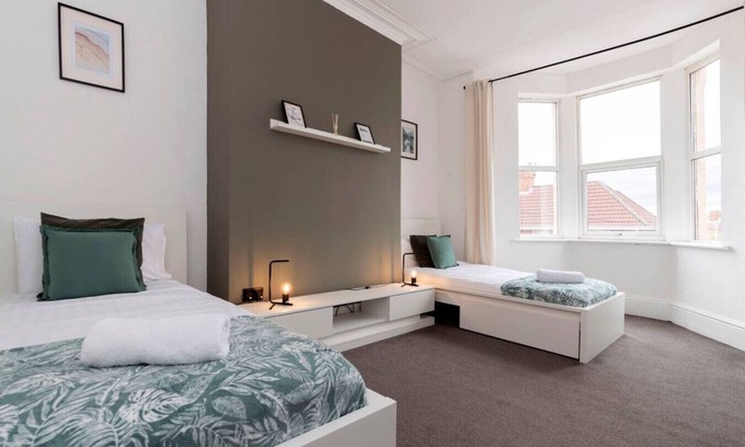 Gateshead House | Spacious 4BR Home in Gateshead Sleeps 7 w/Parking