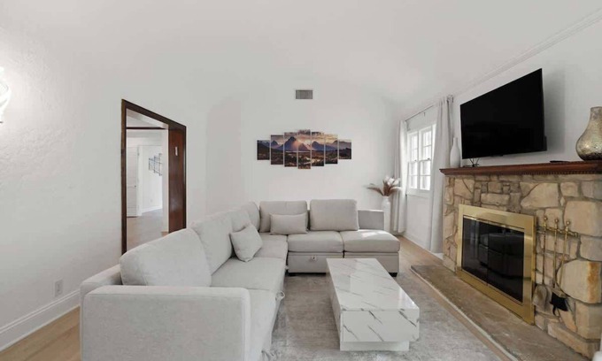 Pico - Robertson House | Spacious 4BR House w/Large Yard & Parking Prime LA
