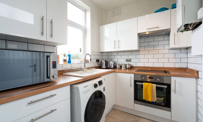 Sheffield House | Spacious 4BR, Parking, Near Centre