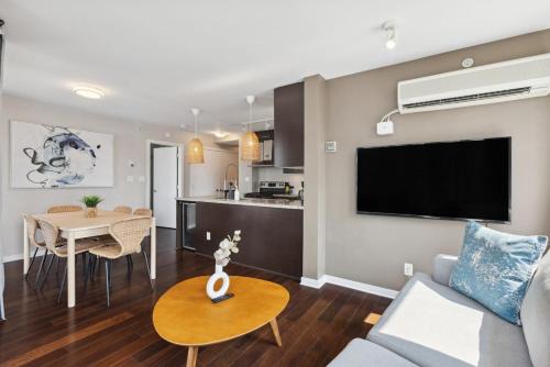 Crosstown Apartment | Spacious 4BR Waterview Condo with Pool near Rogers Arena for 9