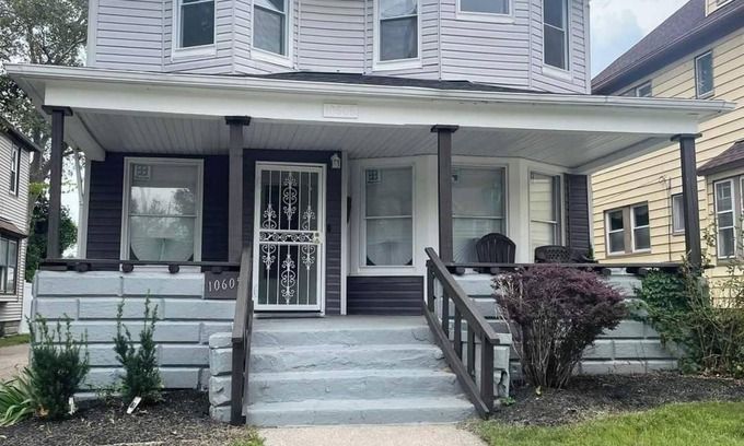 Cleveland House | Spacious 5-bdrm house close to Univ Circle, CWRU, VA, UH, Cleve Clinic & Museums
