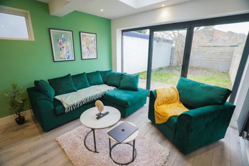 Crawley House | Spacious 5 Bed 3 Bath Gatwick House