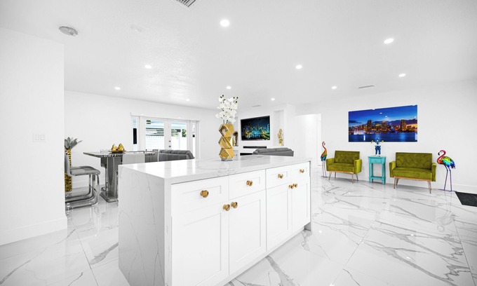 Miami Gardens House | Spacious 5-bedroom house in perfect Miami Gardens with WiFi, AC