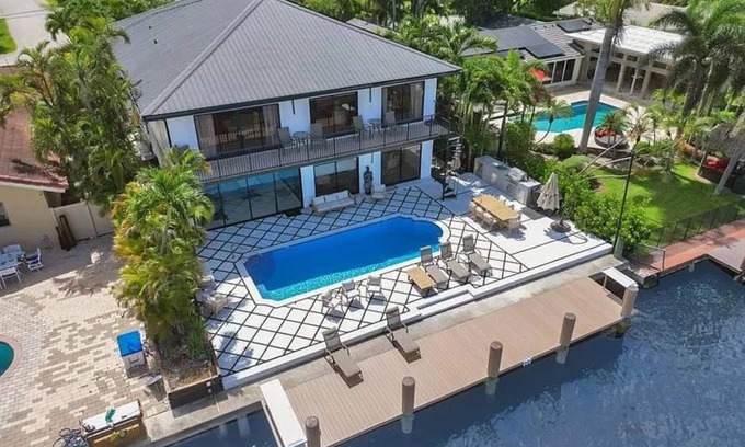 Pompano Beach House | Spacious 5-bedroom Mansion -Movie Theater, Sauna, Walk to the Beach!