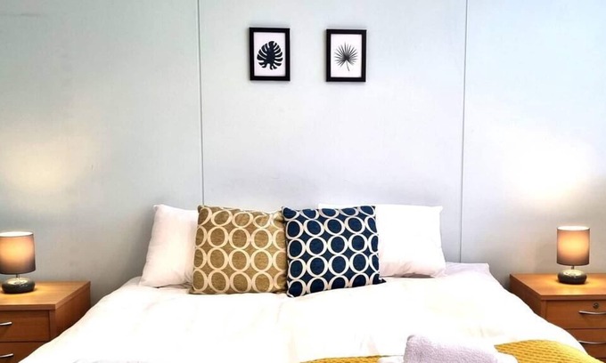 Swindon Apartment | Spacious 5 Bedroom 3 Bathroom Apartment - Pool Table - Heritage House