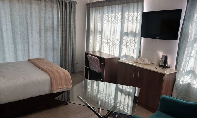 Greater Johannesburg Metropolitan Area House | Spacious 5-bedroom bungalow in delightful Midrand with AC, WiFi