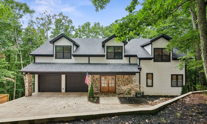 Tate Cabin | Spacious 5-bedroom, family-friendly lodge mountain house in charming Jasper
