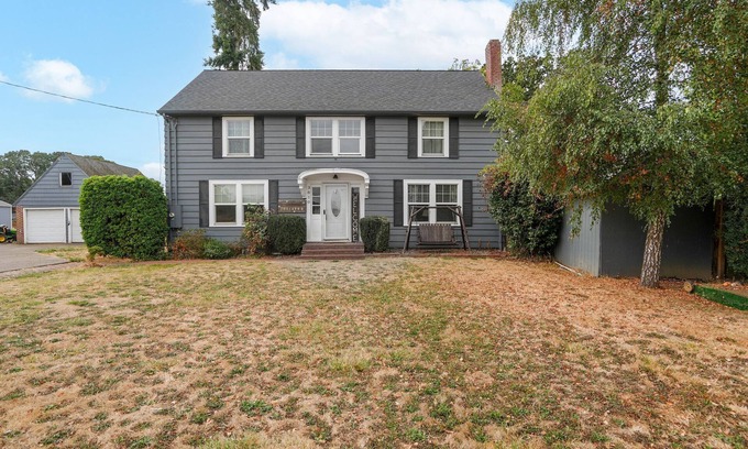 Albany Other | Spacious 5-bedroom farmhouse in superb Albany with AC. Close to i5, HWY 34, LBCC