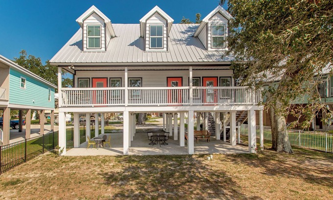 Long Beach House | Spacious 5-bedroom house in Charming Long Beach